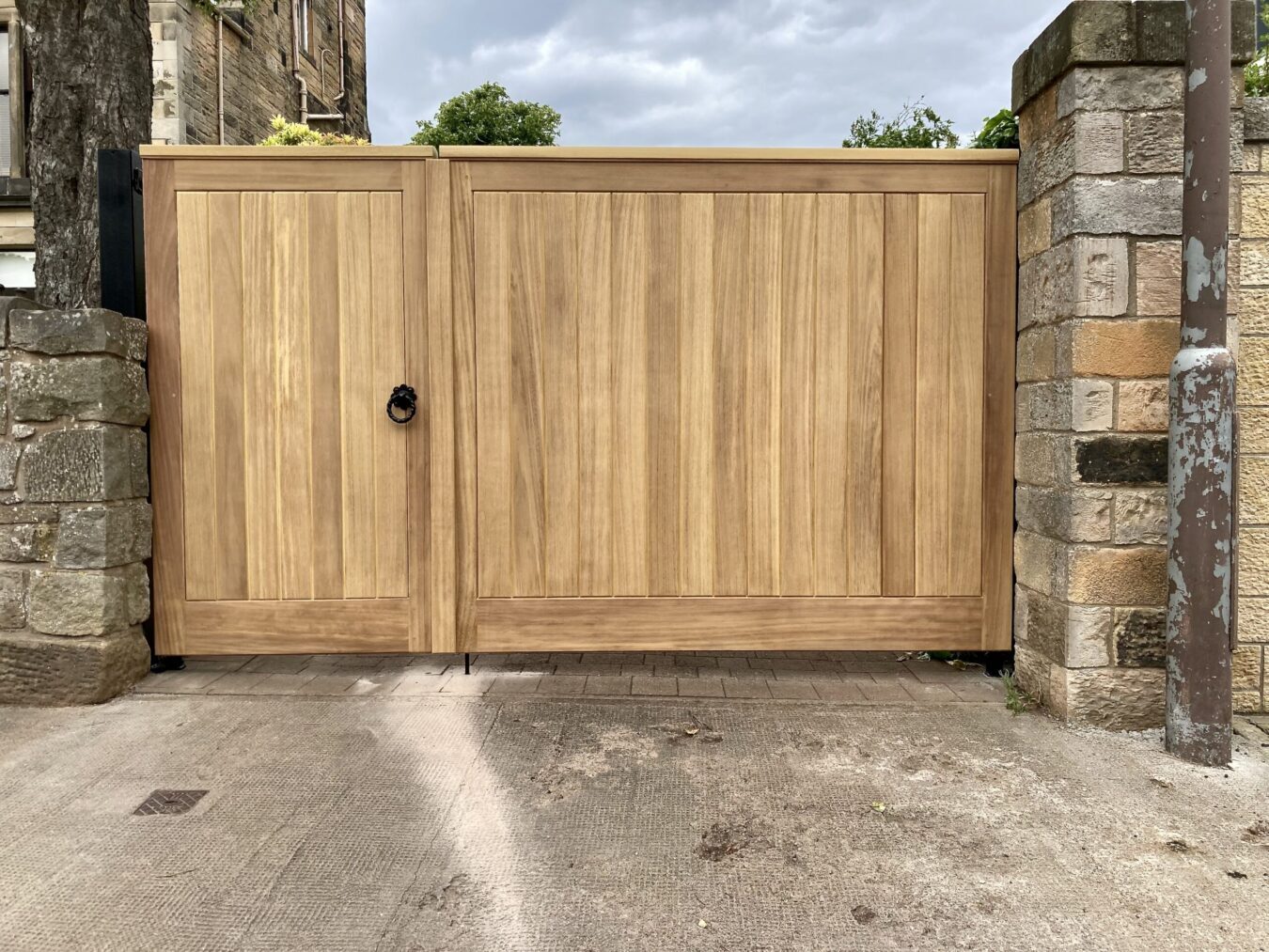 AES (SCOTLAND) LTD recently installed manual solid Iroko wooden driveway gates in Edinburgh. ‍‍‍‍‍‍ ‍‍